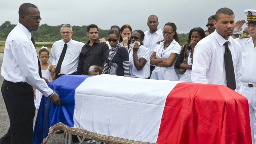 Le cercueil renfermant la dépouille du policier Jean-Serge Nérin, tué par un commando de l'ETA en Seine-et-Marne, est remise à sa famille le 24 mars 2010 à l'aéroport de Matoury, près de Cayenne