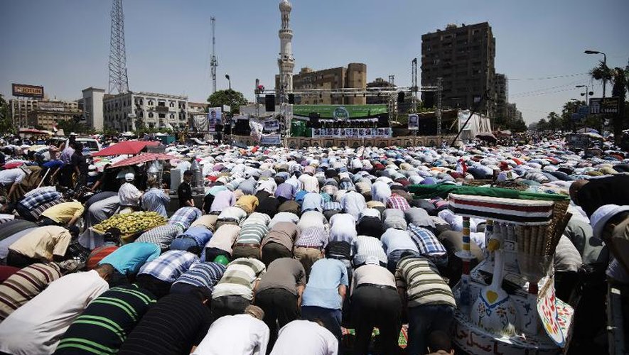 Des milliers d'islamistes des Frères musulmans prient devant la mosquée Rabaa al-Adawiya le 28 juin 2013 au Caire