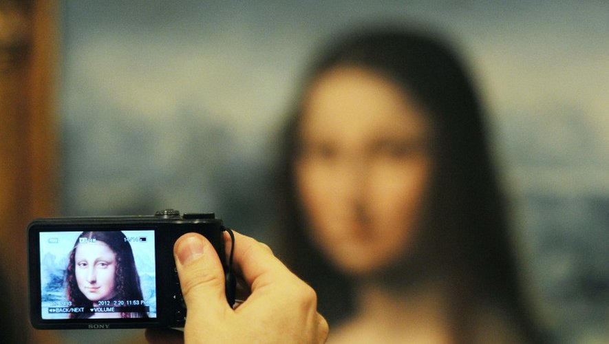 Un visiteur photographie une copie authentifiée de la Joconde de Léonard de Vinci présentée au musée du Prado à Madrid le 21 février 2012