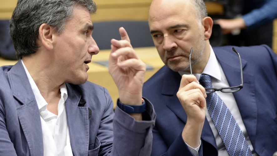 Le ministre grec des Finances Euclide Tsakalotos et le Commissaire européen Pierre Moscovici lors de la réunion de l'Eurogroupe le 12 juillet 2015 à Bruxelles