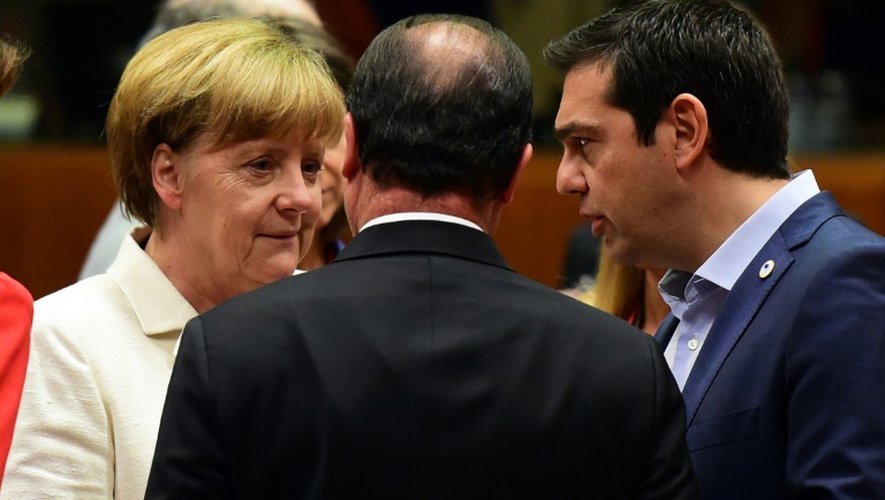 La chancelière allemande Angela Merkel, le président français Francois Hollande et le Premier ministre grec Alexis discutent le 12 juillet 2015 au sommet des chefs d'Etat et de gouvernement de la zone euro, à Bruxelles
