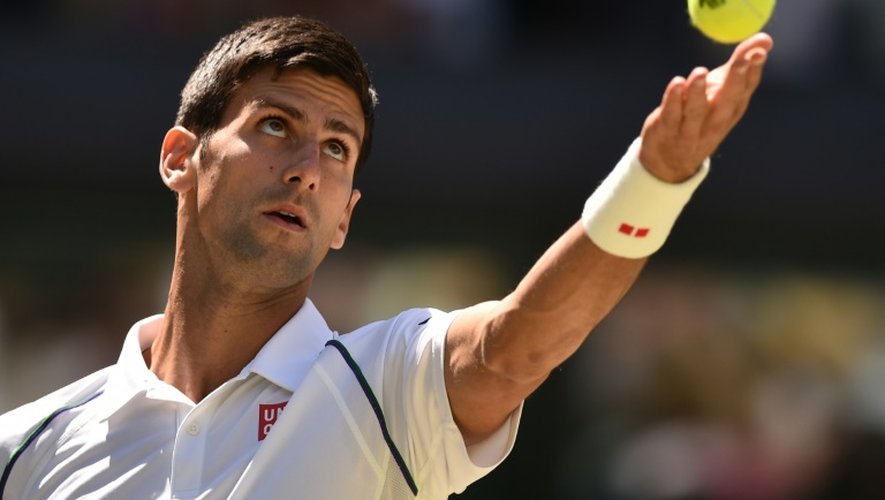 Le Serbe Novak Djokovic au service face au Français Richard Gasquet, en demi-finale de Wimbledon, le 10 juillet 2015