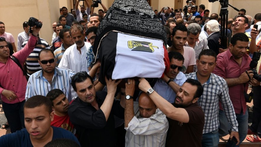 Le cercueil d'Omar Sharif lors de ses funérailes le 12 juillet 2015 à la mosquée Mushir Tantawi au Caire