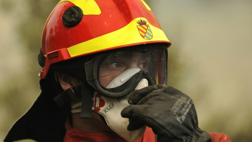 Un pompier le 6 août 2015 près de Saragosse