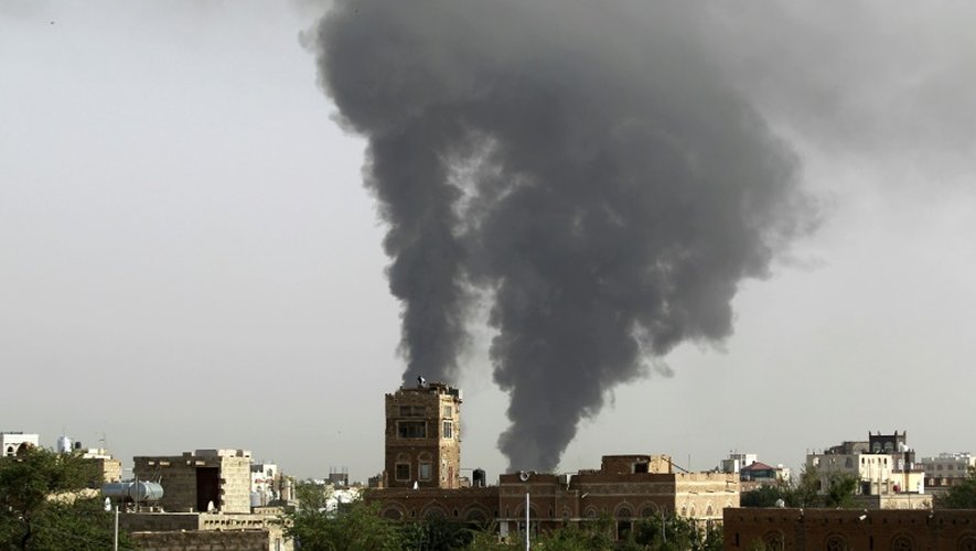 De la fumée s'élève au-dessus d'un dépôt d'armes, touché par une frappe de la coalition emmenée par l'Arabie saoudite, sur un aéroport militaire de Sanaa contrôlé par les rebelles chiites houthis, le 7 juillet 2015