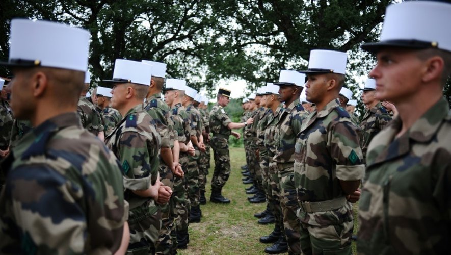 Des soldats de la Légion étrangère au garde-à-vous alors qu'ils viennent de recevoir leur képi blanc, le 16 juin 2015 dans un camp d'entraînement à Castelnaudary, dans l'Aude