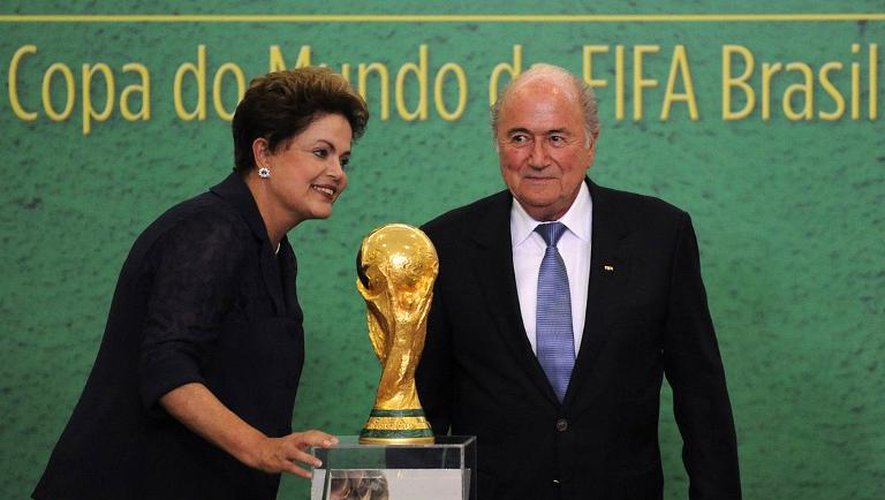 La présidente du Brésil  Dilma Roussef (g) et le patron de la FIFA Joseph Blatter lors de la présentation officielle du trophée de la Coupe du monde, le 2 juin 2014 à Brasilia