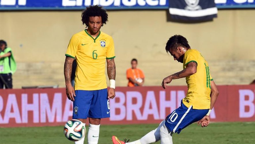 L'attaquant superstar du Brésil Neymar Da Silva Santos Jr (d) marque sur coup franc contre le Panama en match amical de préparation au Mondial, le 3 juin 2014 à Goiania