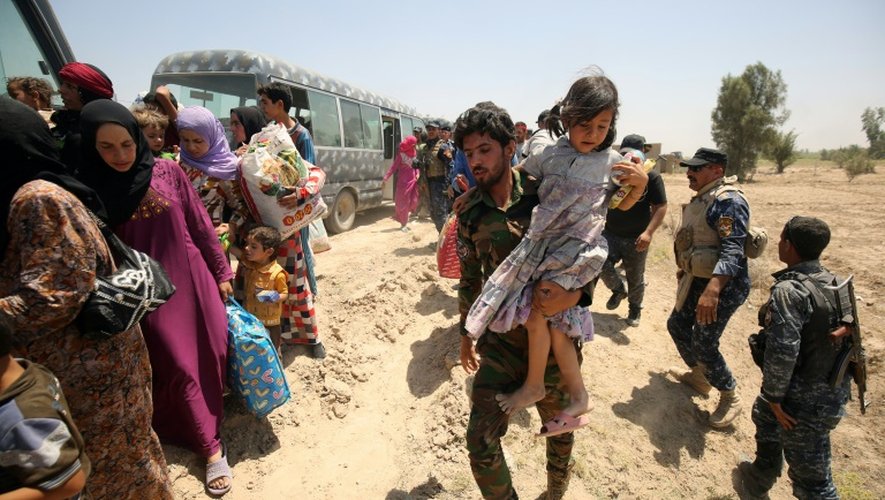 Des militaires irakiens aident des familles à fuir Fallouja le 27 mai 2016