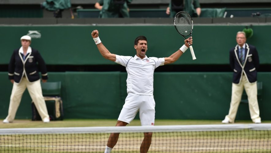 Novak Djokovic exulte après sa victoire sur Roger Federer en finale du tournoi de Wimbledon, le 12 juillet 2015