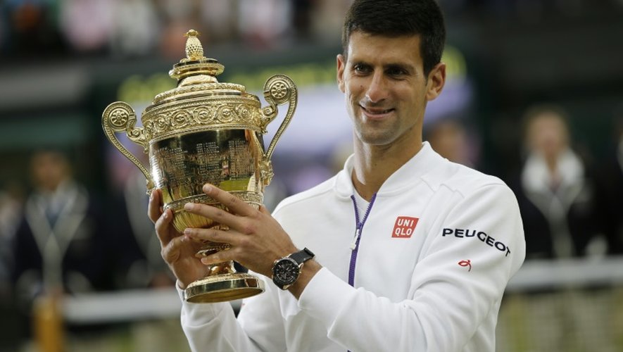 Novak Djokovic vainqueur du tournoi de Wimbledon face à Roger Federer, le 12 juillet 2015