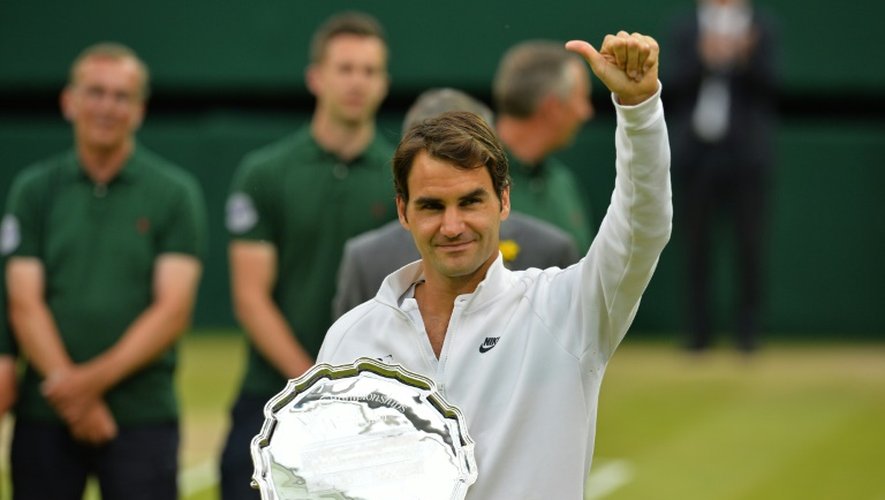 Roger Federer avec le trophée de finaliste à Wimbledon, le 12 juillet 2015