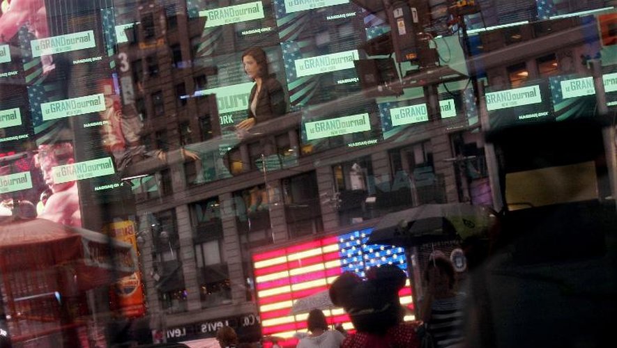 Un journaliste intervient depuis le Nasdaq à Times Square le 22 août 2013 alors que les échanges ont été suspendus durant plus de trois heures