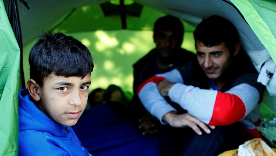 Des réfugiés afghans sous une tente à Paris le 27 mai 2016