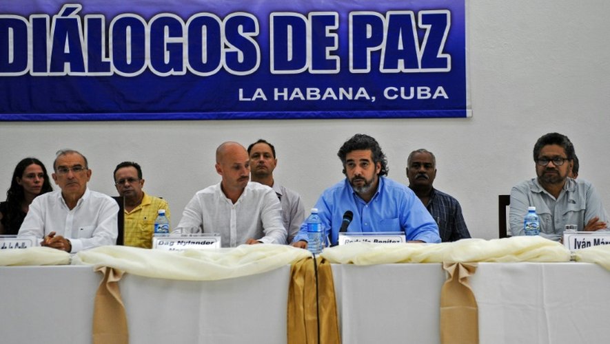 Les diplomates cubain Rodolfo Benitez (3e à d) et norvégien Dag Nylander (2e à g) au côté du commandant de la guérilla des Farc Ivan Marquez (d) et du chef de la délégation colombienne Humberto de la Calle (g) à La Havane, le 12 juillet 2015