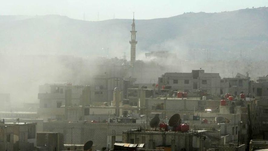 Photo fournie par le réseau d'opposition syrienne Shaam News montrant de la fumée s'élevant au-dessus de la Ghouta orientale, le 21 août 2013 près de Damas