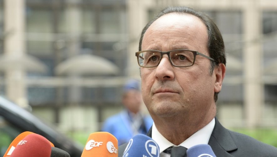 Le président français François Hollande donne un point de presse à son arrivée au sommet des chefs d'Etat et de gouvernement de la zone euro, le 12 juillet 2015 à Bruxelles