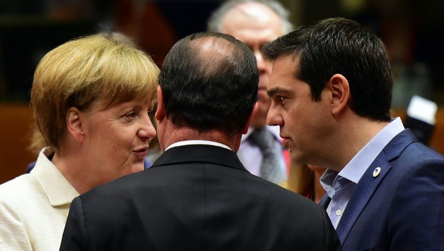 La chancelière allemande Angela Merkel, le président français Francois Hollande et le Premier ministre grec Alexis discutent le 12 juillet 2015 au sommet des chefs d'Etat et de gouvernement de la zone euro, à Bruxelles
