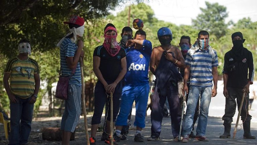 Des fermiers, le visage couvert, protestent contre le projet d'éradication de la culture de la coca à Catacumbo le 30 juillet 2013