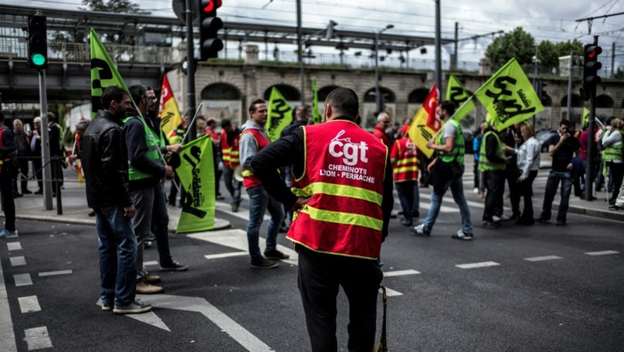 Des grèvistes  devant la gare de Lyon Perrache, le 1er juin 2016 à Lyon