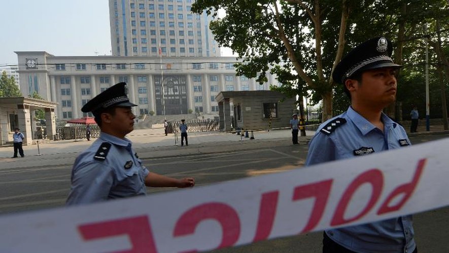La police surveille les abords du tribunal populaire de Jinan, le 23 août 2013 lors du procès de Bo Xilai