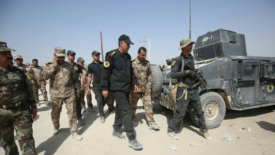 Le général irakien en charge des opérations à Fallouja Wahab al-Saadi (au centre) marche entouré de ses troupes dans la banlieue sud de Fallouja le 1er juin 2016