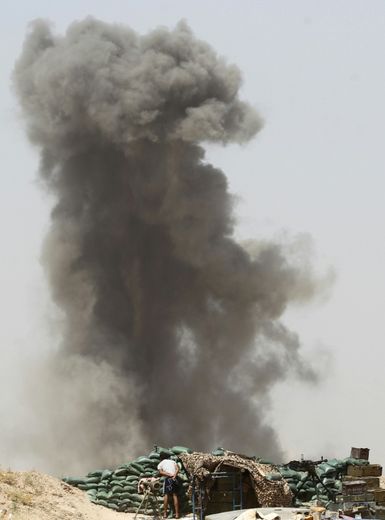 Une colonne de fumée lors de combats entre le groupe EI et les forces irakiennes à Fallouja le 1er juin 2016