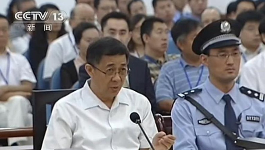 Une capture d'écran de la chaîne chinoise CCTV montre l'ex-dirigeant Bo Xilai (g), lors de son procès le 23 août 2013 au tribunal de Jinan (est)