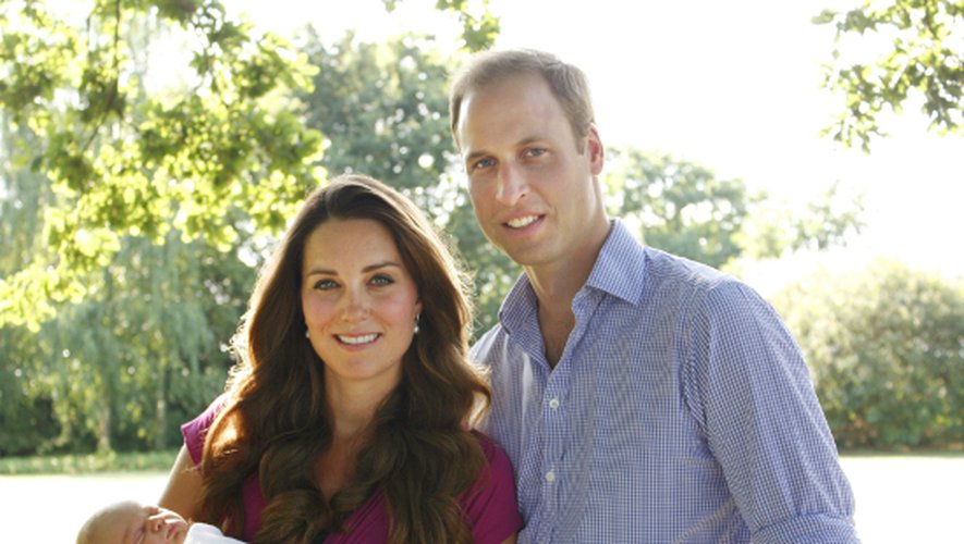 Kate Middleton emmaillote George, son royal baby... et remet à la mode cette pratique ! PHOTOS