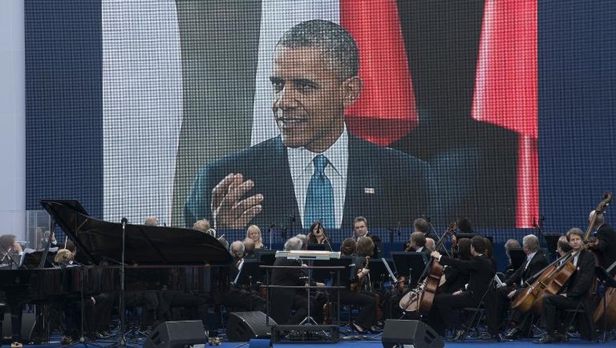 Un écran géant retransmet en direct le discours du président américain Barack Obama lors d'une cérémonie à Varsovie, le 4 juin 2014