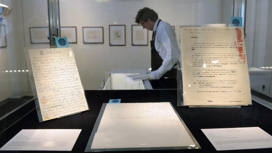 Des dessins et des manuscrits de John Lenon exposés chez Sotheby's à New York, avant une vente aux enchères, le 29 mai 2014