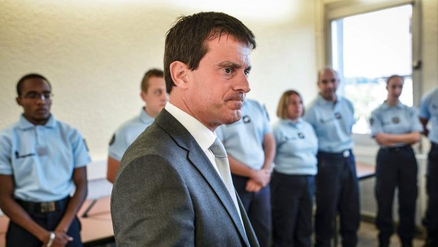 Manuel Valls visite la gendarmerie d'Aurillac, le 22 août 2013