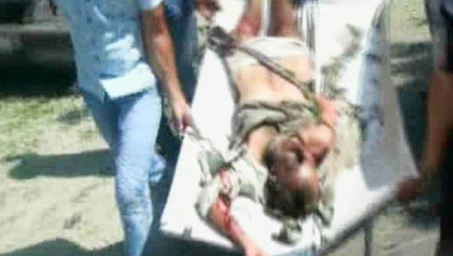 Une capture d'écran faite à parti de la chaîne de télévision Future TV montre un homme blessé par une explosion, le 23 août 2013 à Tripoli