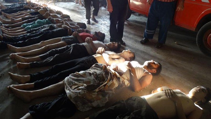 Une photo transmise le 21 août 2013 par le réseau syrien d'opposition Shaam News Network montre des cadavres alignés par terre dans la Ghouta orientale, en banlieue de Damas