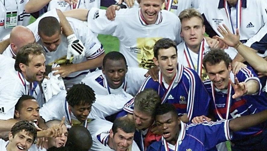 L'équipe de France de football après sa victoire en finale de la Coupe du monde, le 12 juillet 1998 au Stade de France, à Saint-Denis près de Paris