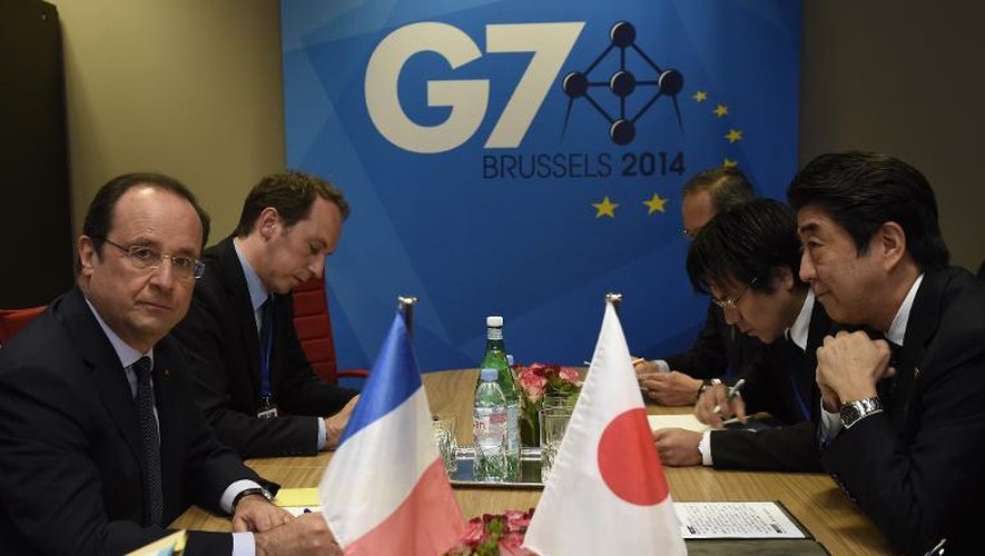 Le président français François Hollande et le Premier ministre japonais Shinzo Abe lors d'une rencontre bilatérale dans le cadre du G7 à Bruxelles, le 4 juin 2014