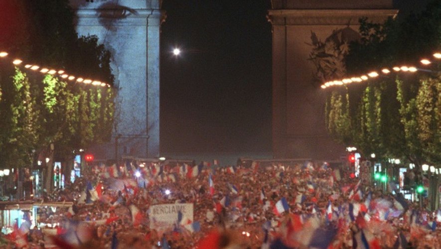 L'avenue des Champs-Elysées en liesse, le 12 juillet 1998 à Paris, après la victoire de la France en finale de la Coupe du monde de football
