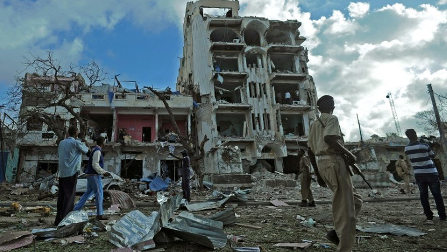 L'hôtel Ambassador à Mogadiscio, le 2 juin 2016 éventré après un attentat