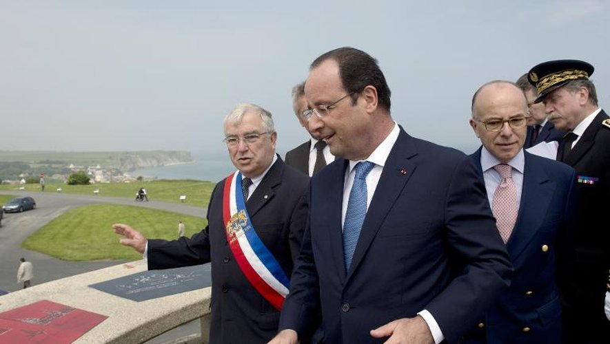 François Hollande le 1er juin 2014 à Arromanches entre le maire Patrick Jardin et le ministre de l'Intérieur Bernard Cazeneuve
