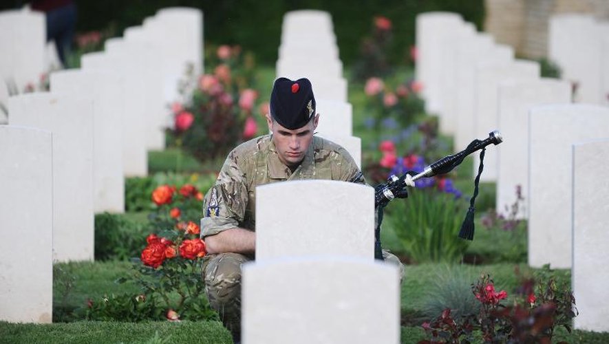 Un soldat britannique visite le cimetière de Ranville (Calvados), le 4 juin 2014