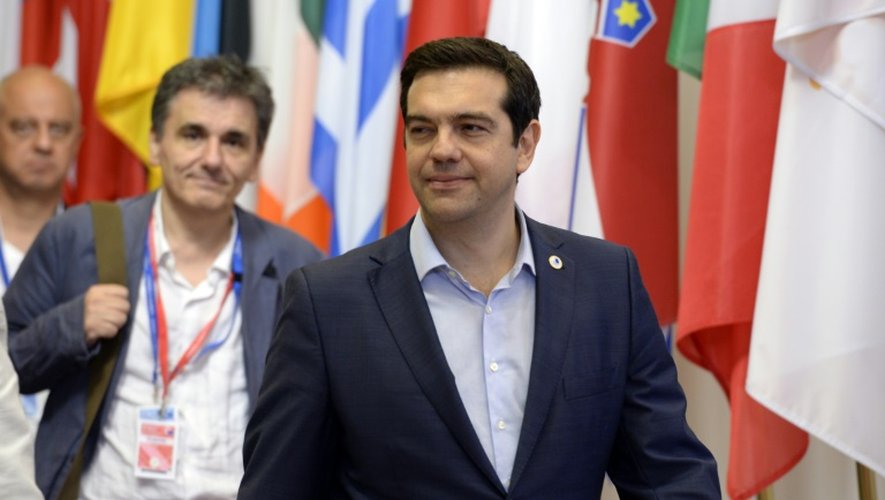 Le Premier ministre grec Alexis Tsipras et son ministre des Finances Euclide Tsakalotos (G) à l'issue du sommet de l'Eurogroupe le 13 juillet 2015 à Bruxelles
