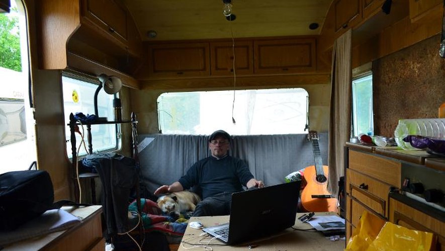 Stéphane, un ancien chauffeur routier, dans la caravane où il vit dans les bois de Villebéon en Seine-et-Marne