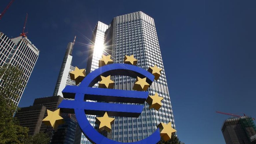 Le logo de l'euro en premier plan et la Banque centrale européenne, à Francfort le 5 septembre 2013