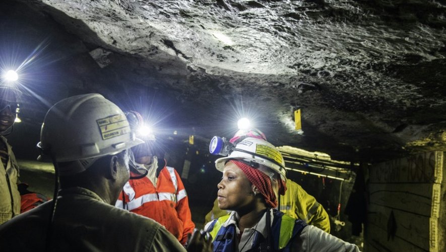 Bernice Motsieloa (d) s'adresse à son équipe dans la mine de platine de Bathopele (170 kms de Johannesbourg), le 11 juin 2015