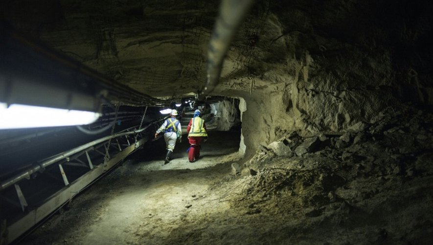 Deux femmes mineurs dans la mine de platine de Bathopele (170 kilomètres de Johannesbourg)