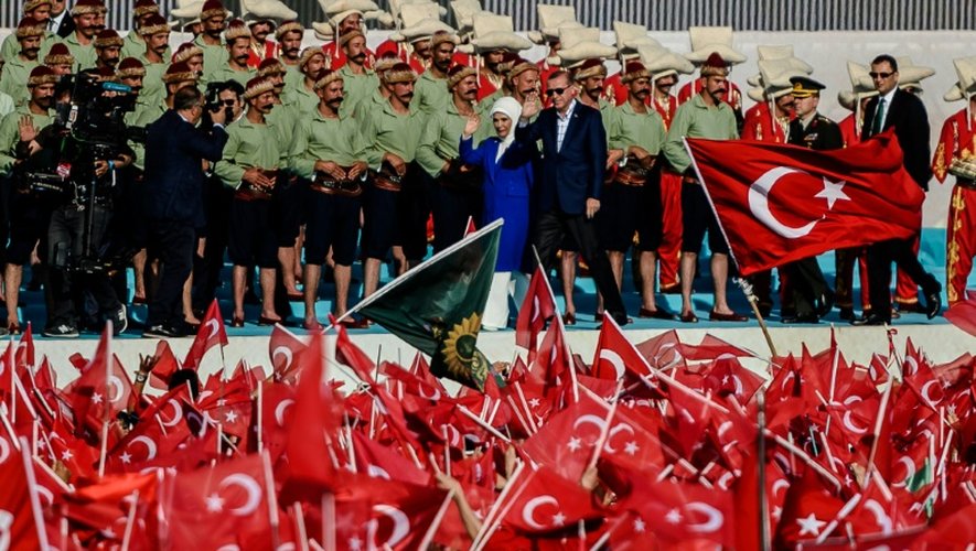 Le président turc Recep Tayyip Erdogan et son épouse Emine, lors des célébrations du 563e anniversaire de la conquête d'Istanbul par les Ottomans, le 29 mai 2016 à Istanbul