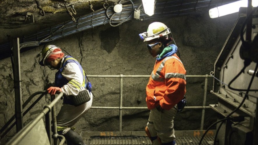 Deux femmes mineurs Bernice Motsieloa (g) et Nozako Oglye (d) dans la mine de platine de Bathopele à 170 kilomètres de Johannesbourg, le 11 juin 2015