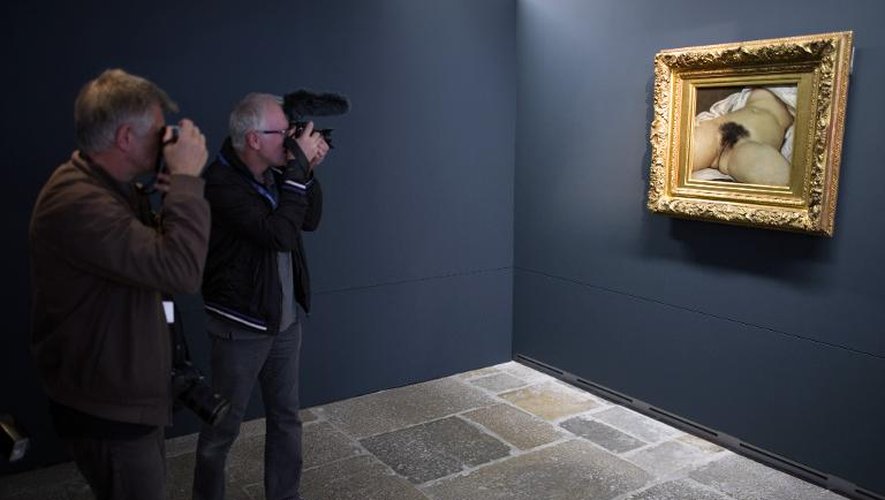 Des photographes et la célèbre toile de Gustave Courbet "L'origine du monde" au musée Courbet le 3 juin 2014, à Ornans, sa ville natale dans l'est de la France