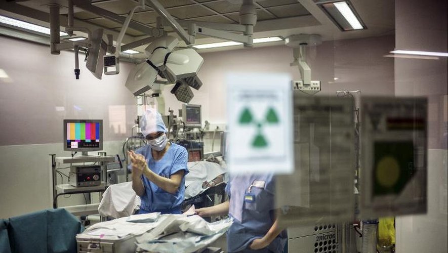 Un chirurgien à l'hôpital Edouard Herriot, à Lyon, le 10 avril 2014