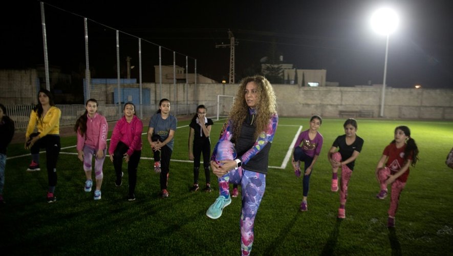 Entrainement de jeunes femmes dans la ville arabe-israélienne de Tirah, le 8 mars 2016 à la nuit tombée pour éviter les islamistes radicaux